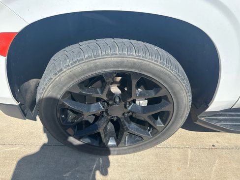 Used 2022 Chevrolet Suburban LT w/ Luxury Package RWD image 11