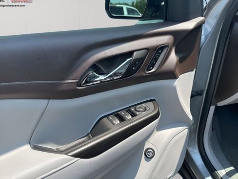 Used 2023 GMC Acadia SLT w/ Preferred Package image 26