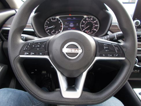 Used 2024 Nissan Altima 2.5 SV image 15