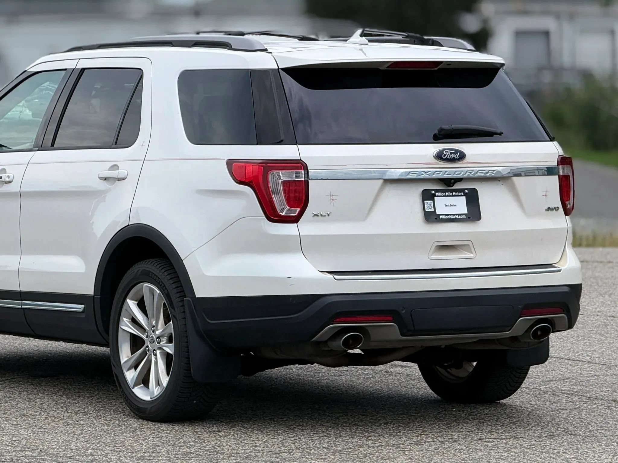 Used 2018 Ford Explorer XLT w/ Equipment Group 202A AWD/4WD image 16