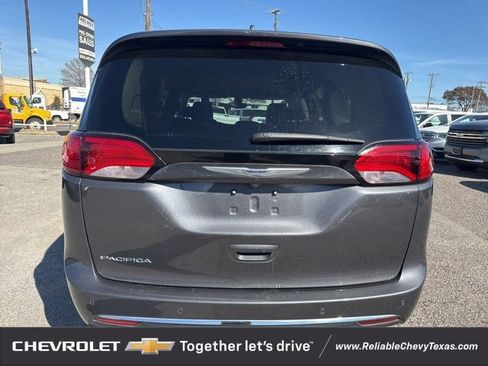 Used 2019 Chrysler Pacifica Touring-L image 7