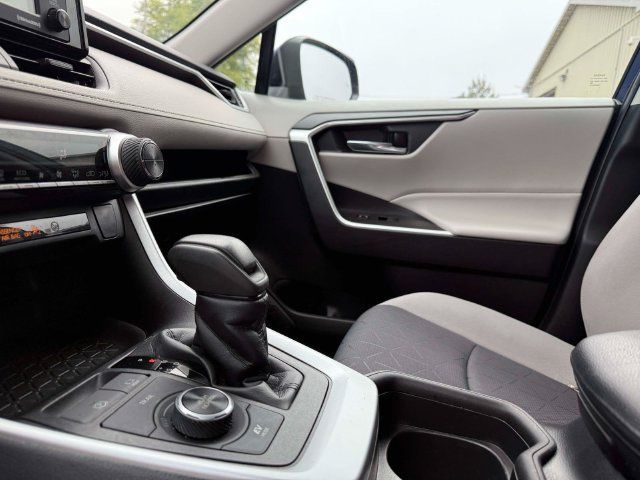 Used 2021 Toyota RAV4 XLE AWD/4WD image 26
