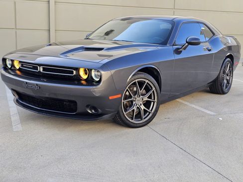 Used 2018 Dodge Challenger SXT RWD image 1