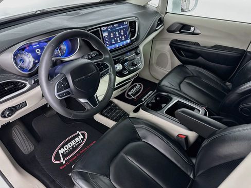 Used 2022 Chrysler Pacifica Touring-L FWD image 5