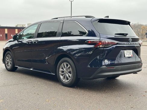 Used 2025 Toyota Sienna XLE image 4