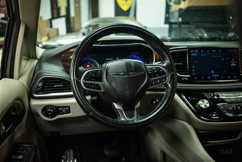 Used 2022 Chrysler Pacifica Limited FWD image 15