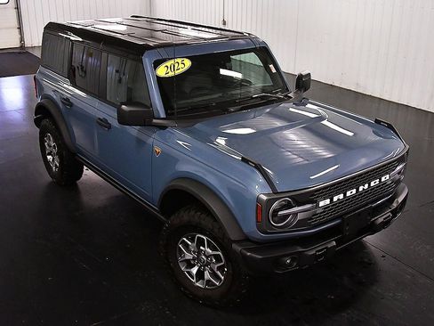 Used 2025 Ford Bronco Badlands image 12