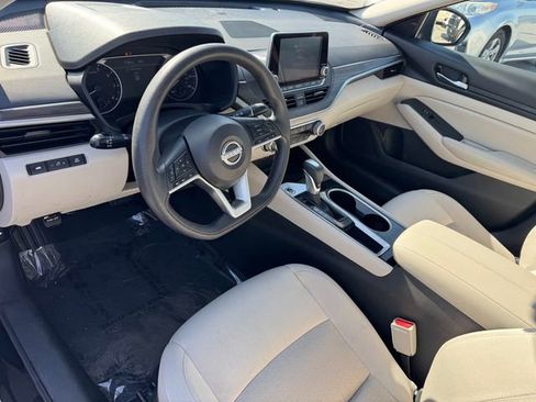 Used 2024 Nissan Altima 2.5 SV FWD image 11