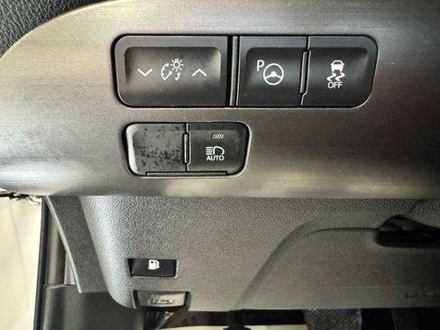 Used 2021 Toyota Prius FWD image 12