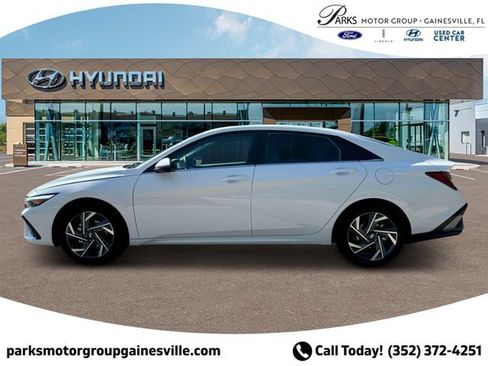 New 2025 Hyundai Elantra Limited FWD image 3