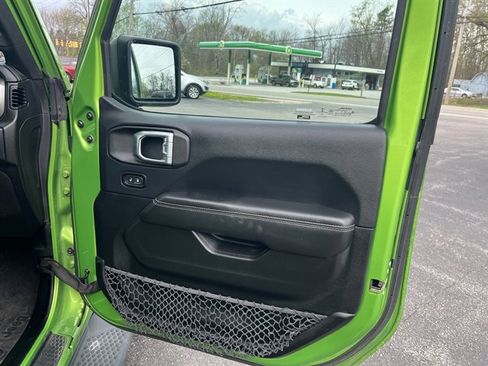 Used 2018 Jeep Wrangler Unlimited Sahara w/ Uconnect 4C Nav & Sound Group AWD/4WD image 36