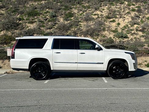 Used 2019 Cadillac Escalade ESV Platinum image 9