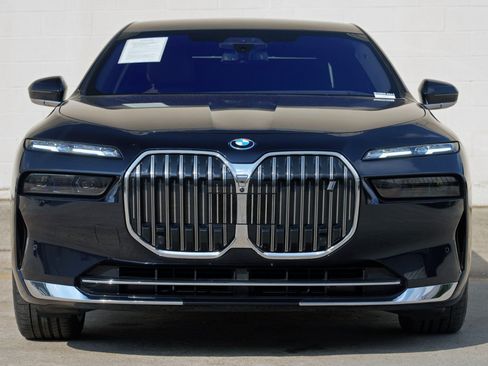 Used 2023 BMW i7 xDrive60 w/ Executive Package 2 AWD/4WD image 7