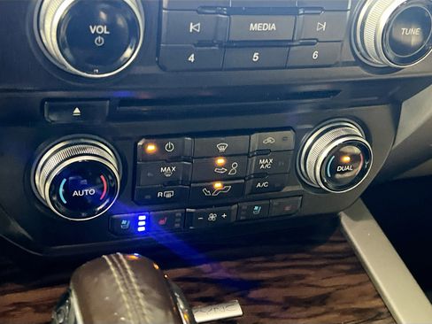 Used 2018 Ford F150 Lariat w/ Equipment Group 502A Luxury image 27