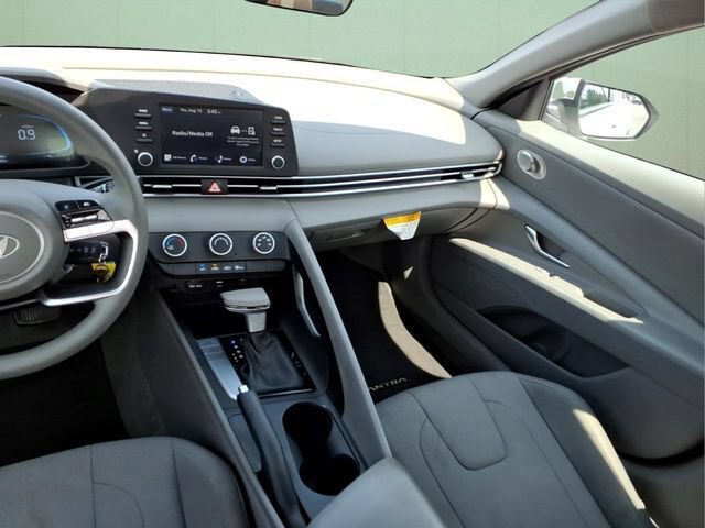 Used 2025 Hyundai Elantra SE FWD image 19