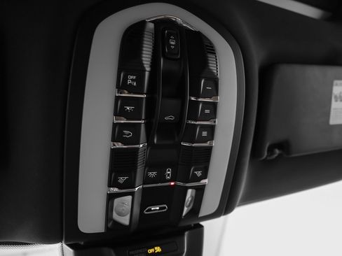 Certified 2021 Porsche Macan S image 40