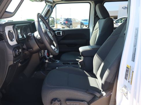 Used 2025 Jeep Wrangler Unlimited Sahara w/ Safety Group AWD/4WD image 9