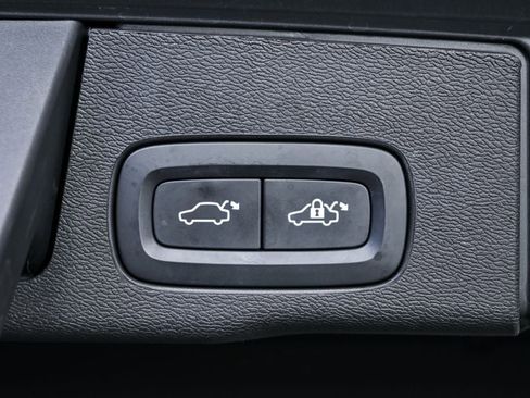 Certified 2023 Volvo XC60 B5 Plus w/ Protection Package Premier FWD image 33