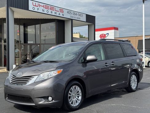 Used 2017 Toyota Sienna FWD image 1