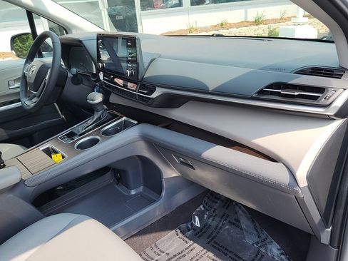 Certified 2023 Toyota Sienna XLE image 34