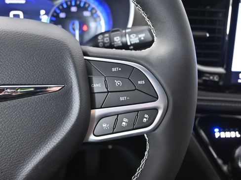 Used 2025 Chrysler Pacifica Select image 38