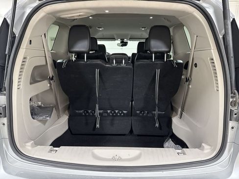 Used 2024 Chrysler Pacifica Touring-L image 23