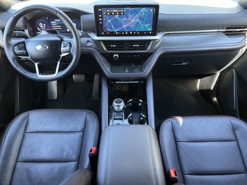 Used 2025 Ford Explorer Platinum image 3