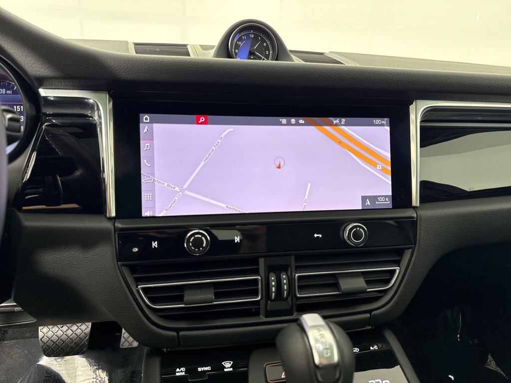Certified 2026 Porsche Macan AWD/4WD image 26