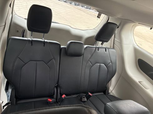 Used 2019 Chrysler Pacifica Touring-L image 21