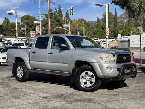 Used 2005 Toyota Tacoma PreRunner image 1