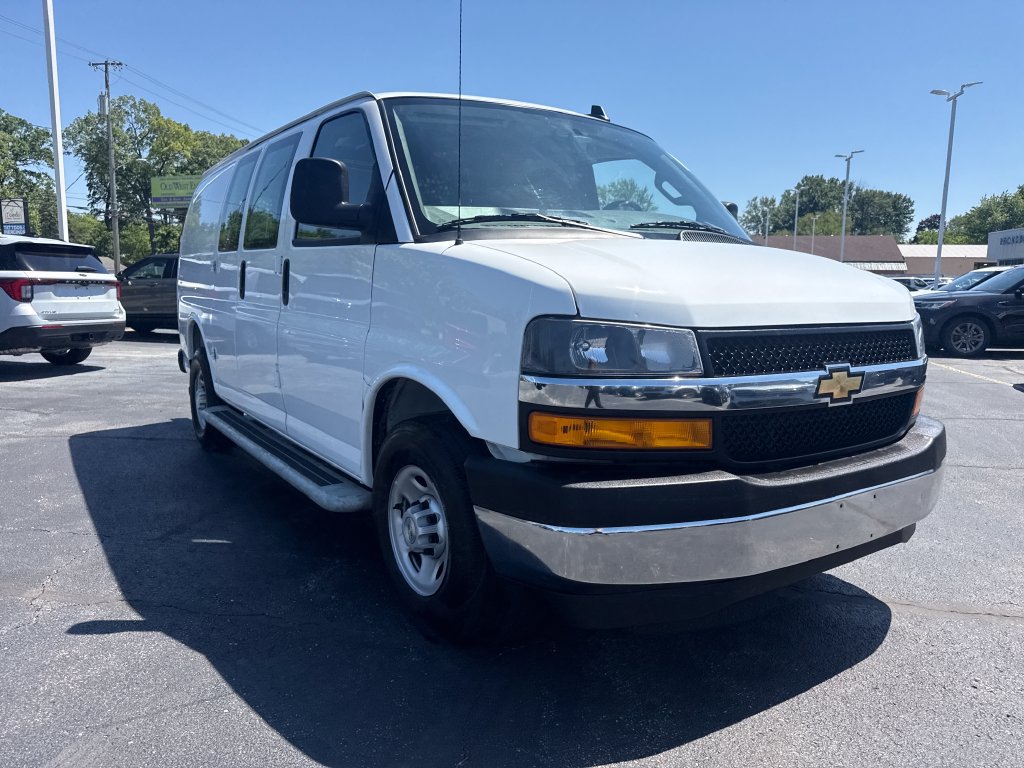 Used 2025 Chevrolet Express 2500 w/ Driver Convenience Package RWD image 4