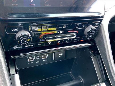 Used 2023 Jeep Grand Cherokee L Limited w/ Black Appearance Package image 30