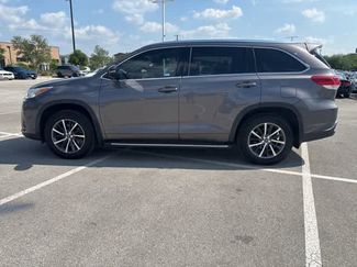 Used 2017 Toyota Highlander XLE FWD video 2