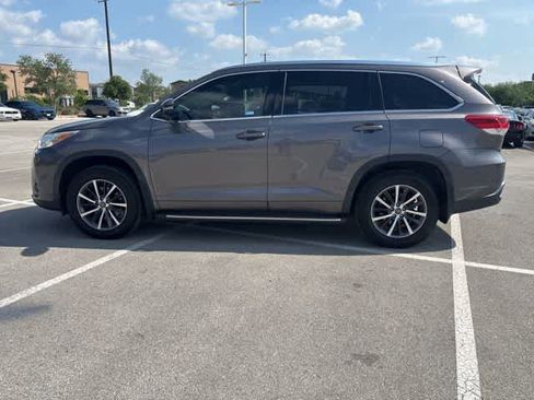 Used 2017 Toyota Highlander XLE FWD image 2