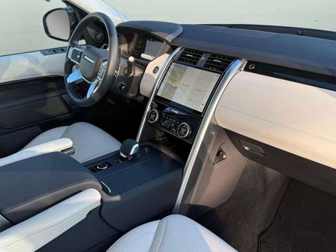 Used 2025 Land Rover Discovery S image 2