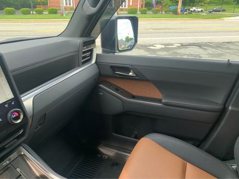 Used 2025 Lexus GX 550 w/ Accessory Package (2T) AWD/4WD image 22