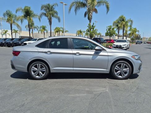 Used 2022 Volkswagen Jetta SE w/ Panoramic Sunroof Package FWD image 11
