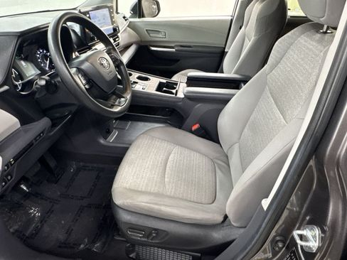 Used 2024 Toyota Sienna LE FWD image 16
