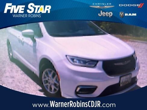 Used 2023 Chrysler Pacifica Touring-L FWD image 1