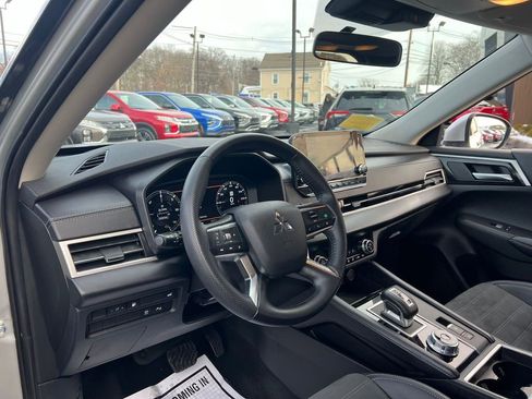 Used 2024 Mitsubishi Outlander SE image 10
