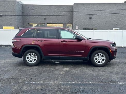 Used 2024 Jeep Grand Cherokee Laredo image 2