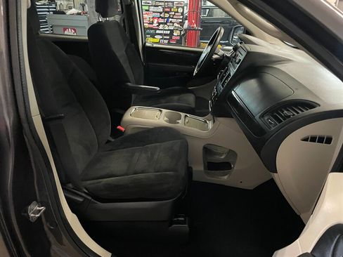 Used 2016 Dodge Grand Caravan SXT image 18