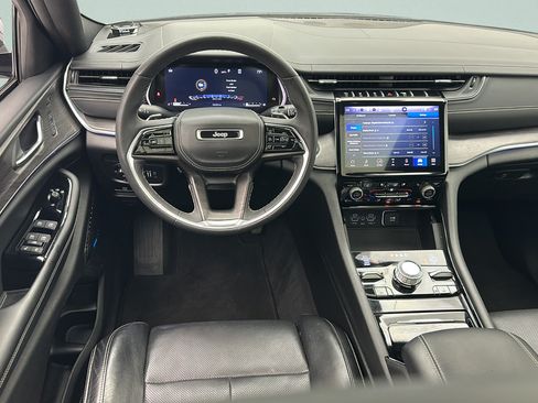 Used 2023 Jeep Grand Cherokee Overland w/ Luxury Tech Group IV AWD/4WD image 13