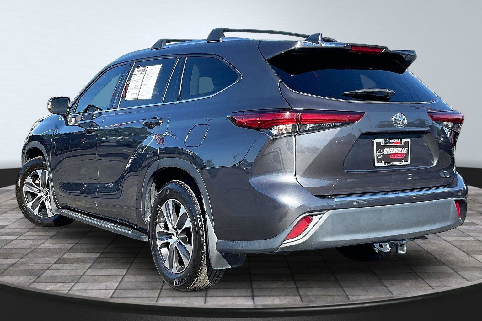 Used 2020 Toyota Highlander XLE AWD/4WD image 3