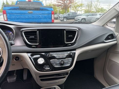 Used 2017 Chrysler Pacifica Limited w/ Advanced Safetytec Group FWD image 8