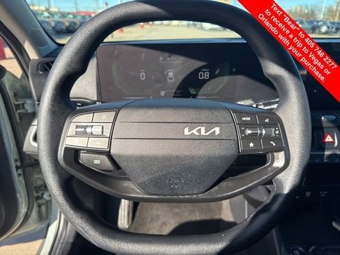 Used 2025 Kia K4 LXS image 17