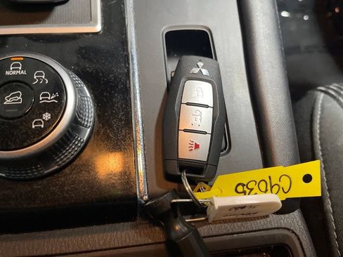Used 2024 Mitsubishi Outlander ES FWD image 29