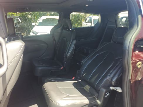 Used 2021 Chrysler Pacifica Touring-L w/ Uconnect Theater Family Group AWD/4WD image 11