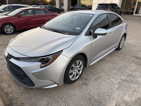 Used 2020 Toyota Corolla LE image 1