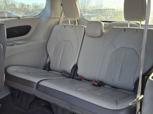 Used 2018 Chrysler Pacifica Touring-L image 8